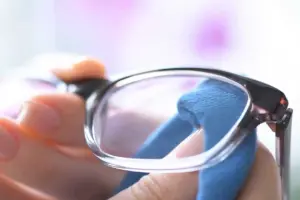 Aprenda a limpar os óculos de grau sem riscar as lentes