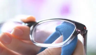 Aprenda a limpar os óculos de grau sem riscar as lentes