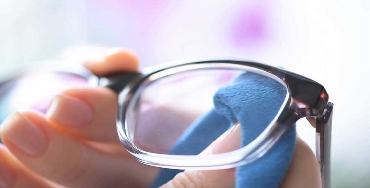 Aprenda a limpar os óculos de grau sem riscar as lentes