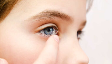 Com que idade as crianças podem começar a usar lentes de contato?